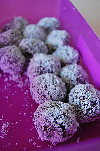 Raw chocolate bliss balls recipe