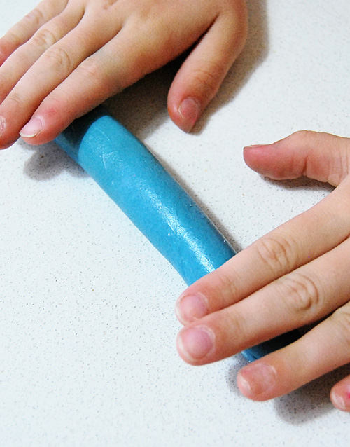 21 silly putty activities and homemade putty recipe. Fabulous fine motor activities for kids