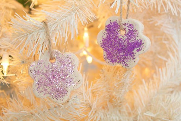 Simple Toddler Christmas Ornament Craft: Sparkly Sugar Plums